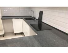 П-образная акриловая серая столешница из искусственного камня GetaCore GC 1062