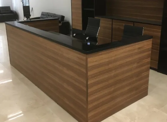 П стойка ресепшен из Caesarstone 3100 Jet Black