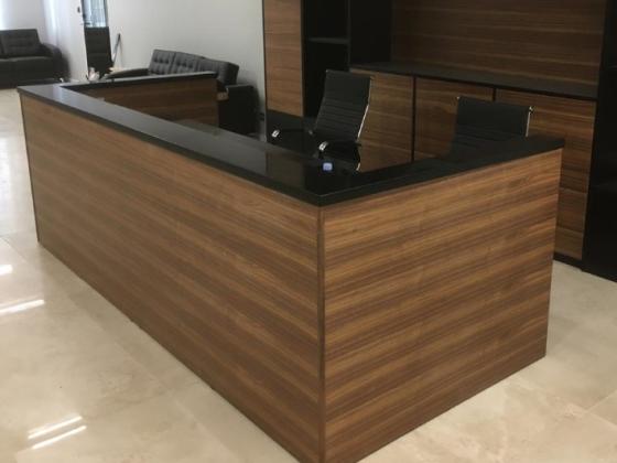 П стойка ресепшен из Caesarstone 3100 Jet Black: купить в Москве