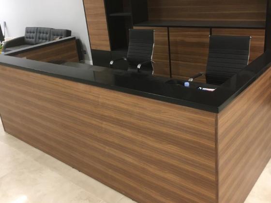 П стойка ресепшен из Caesarstone 3100 Jet Black: купить в Москве