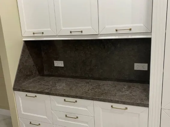 Столешница со стеновой панелью из Caesarstone 5810 Black Tempal (изображение)