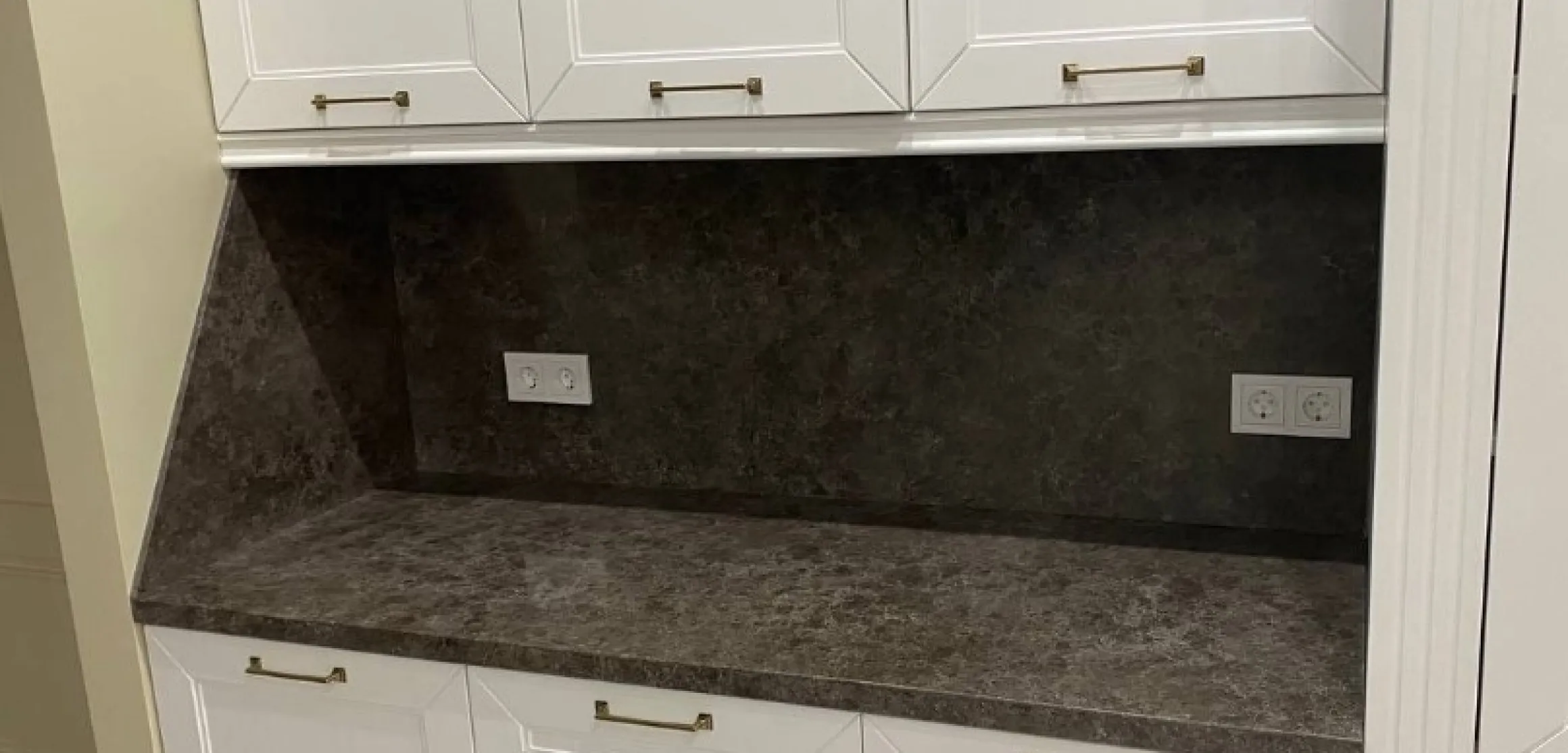 Столешница со стеновой панелью из Caesarstone 5810 Black Tempal - фото 1