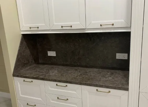 Столешница со стеновой панелью из Caesarstone 5810 Black Tempal