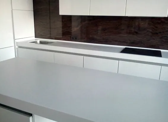 Две столешницы толщиной 80 мм из белого акрилового камня Grandex A413