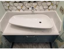 Столешница для ванной из кварца Cirrus с защитными бортиками