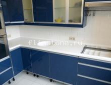 Белая столешница с круглой мойкой