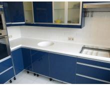 Белая столешница с круглой мойкой Белая столешница с круглой мойкой