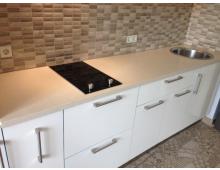 Влагостойкая столешница из искусственного камня из Grandex с круглой накладной мойкой