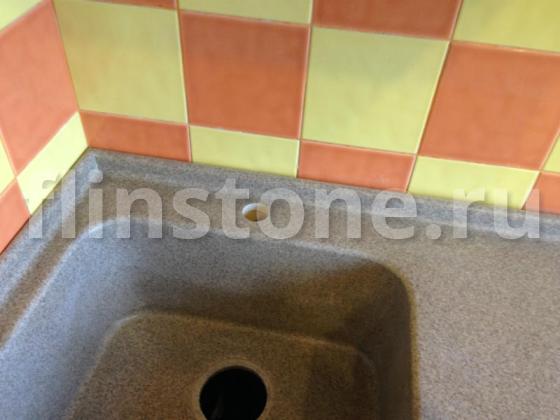 Прямая столешница на кухню из Tristone ST102 с интегрированной мойкой в цвет