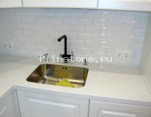 Белая столешница на белую кухню из искусственного камня Corian Everest: купить в Москве