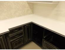 Угловая столешница с выступающей частью и оригинальной кромкой