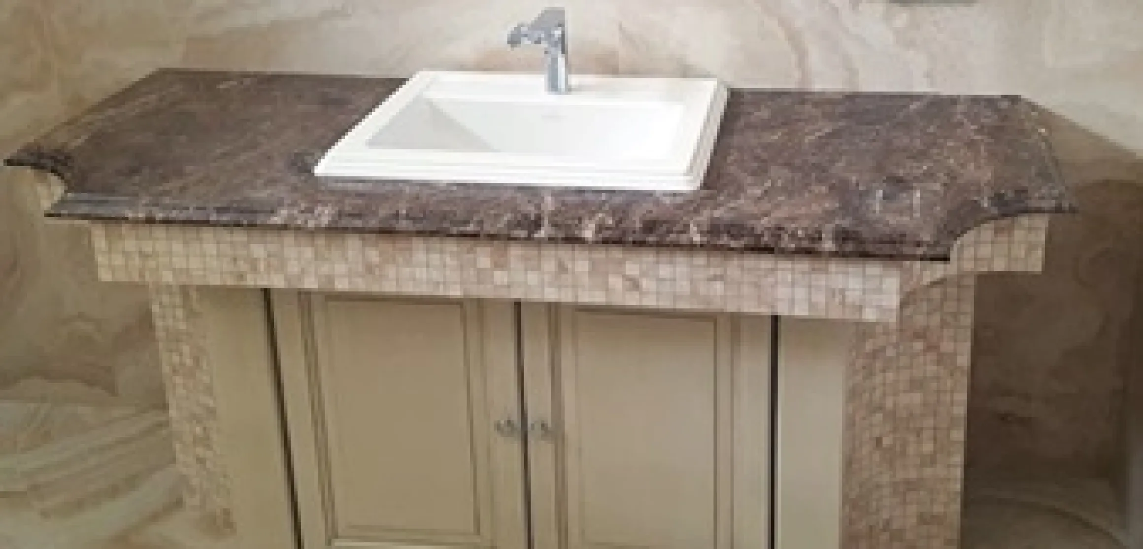 Кварцевая серая столешница в ванную из Caesarstone - фото 1