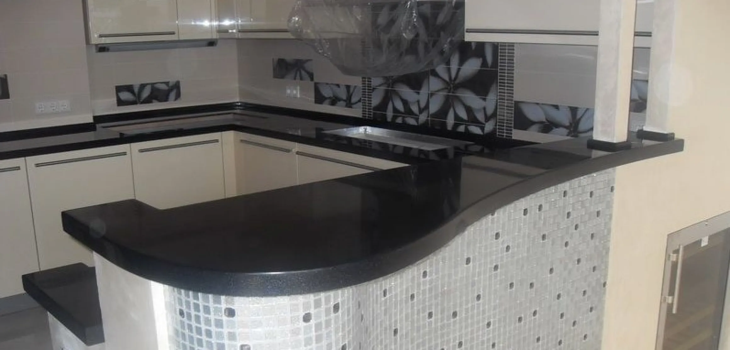 Акриловая черная столешница с барной стойкой Tristone Classical Black Frost S-205 - фото 1