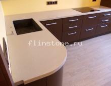Г-образная кухонная столешница с закруглением по терминалу из Hi-Macs G100: купить в Москве