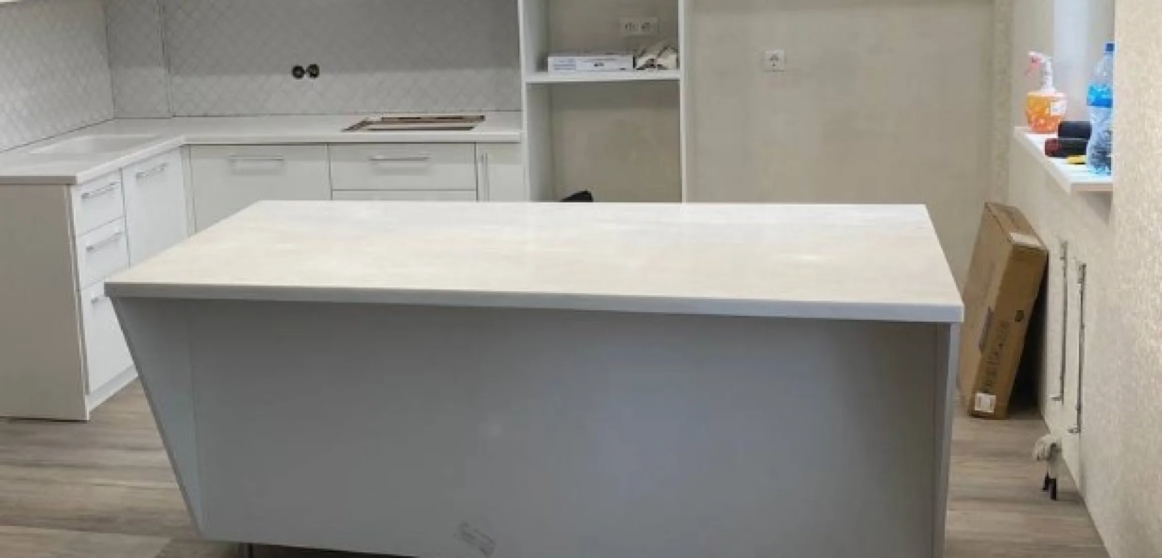 Столешница с интегрированной мойкой и островом из LG Hi-Macs (Корея) M603 Pavia - фото 1