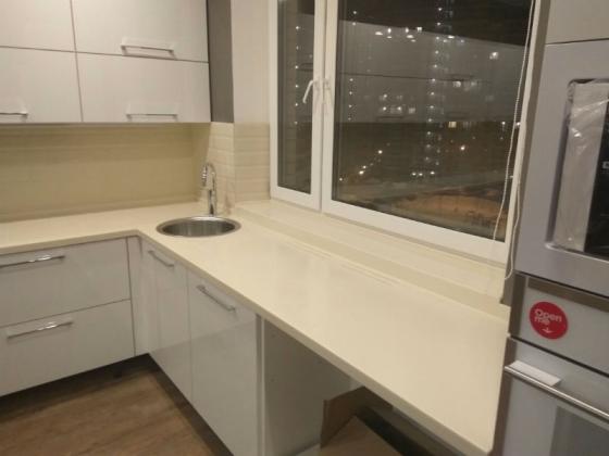 Столешница на угловую кухню с переходом в подоконник из Grandex A102: купить в Москве