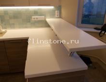 П-образная кухонная столешница с барной стойкой на косых металлических пилонах: купить в Москве