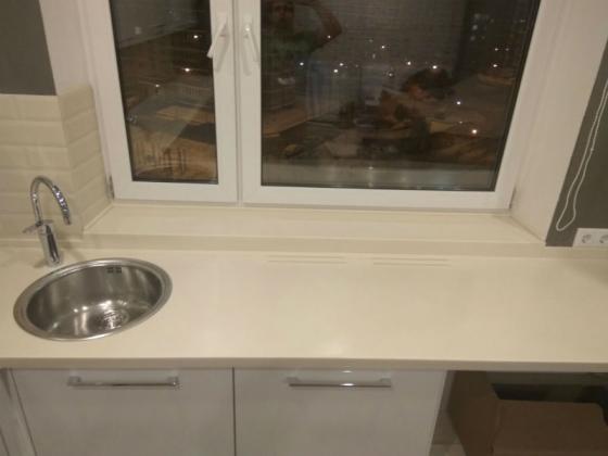 Столешница на угловую кухню с переходом в подоконник из Grandex A102: купить в Москве