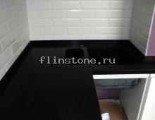 Столешница из темного Grandex S119, с двухчашевой мойкой в цвет: купить в Москве
