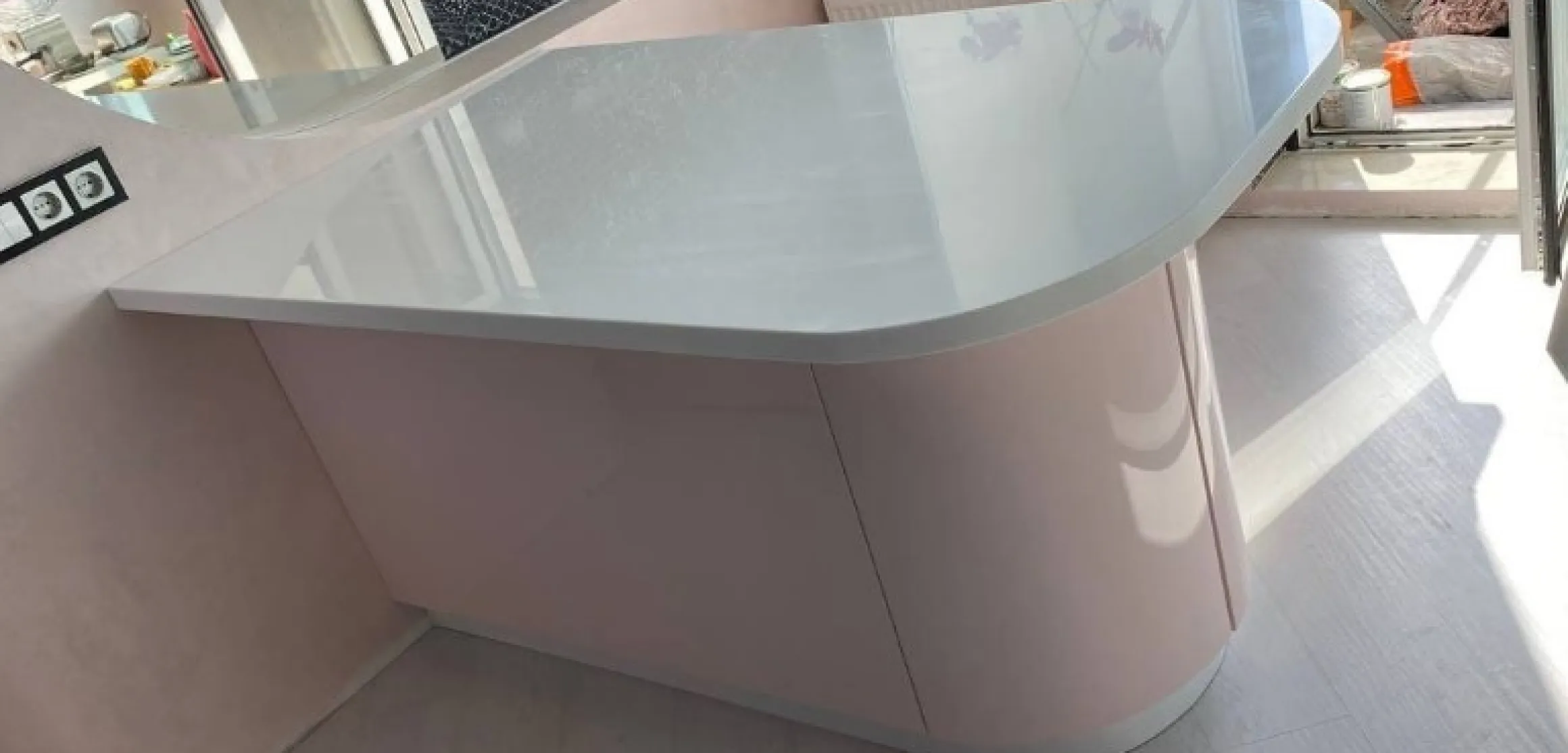 Угловая столешница с интегрированной мойкой и островом из Staron (Корея) SQ019 - фото 1