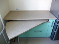 Конструкция с выдвижным механизмом из трех столешниц из искусственного камня