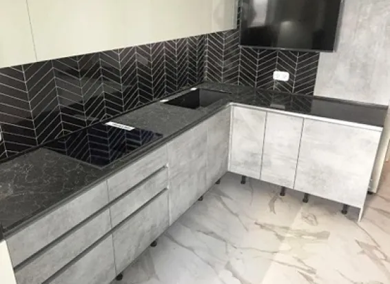 Угловая черная столешница из кварца Coante