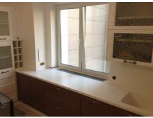 Угловая кухонная столешница-подоконник со стеновыми панелями и интегрированной мойкой 400х400