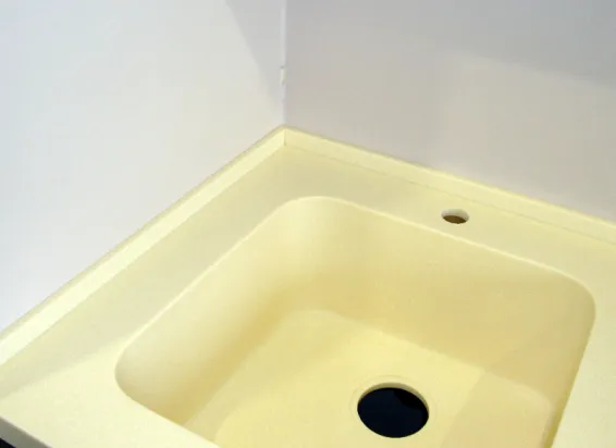 Прямая столешница из Grandex ST121 с интегрированной мойкой