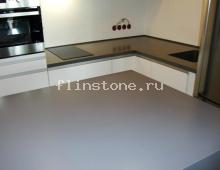 Стол на жесткой консольной конструкции в комплексе с кухонной столешницей в цвет: купить в Москве