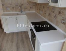 Угловая столешница молочного цвета из камня Grandex: купить в Москве