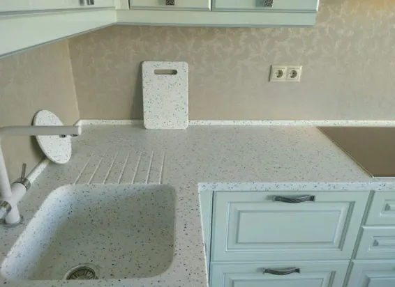 Столешница с интегрированной мойкой из Staron FR118. Установлен измельчитель отходов