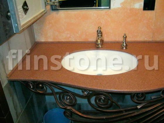 Полуглянцевая столешница в ванную комнату из искусственного камня Staron