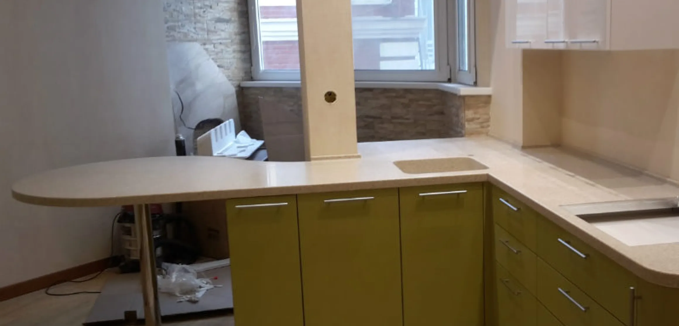 Угловая столешница с криволинейной барной стойкой из Staron PG840 - фото 3