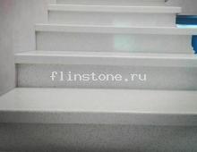 Ступени из искусственного камня Staron светлые с вкраплениями: купить в Москве