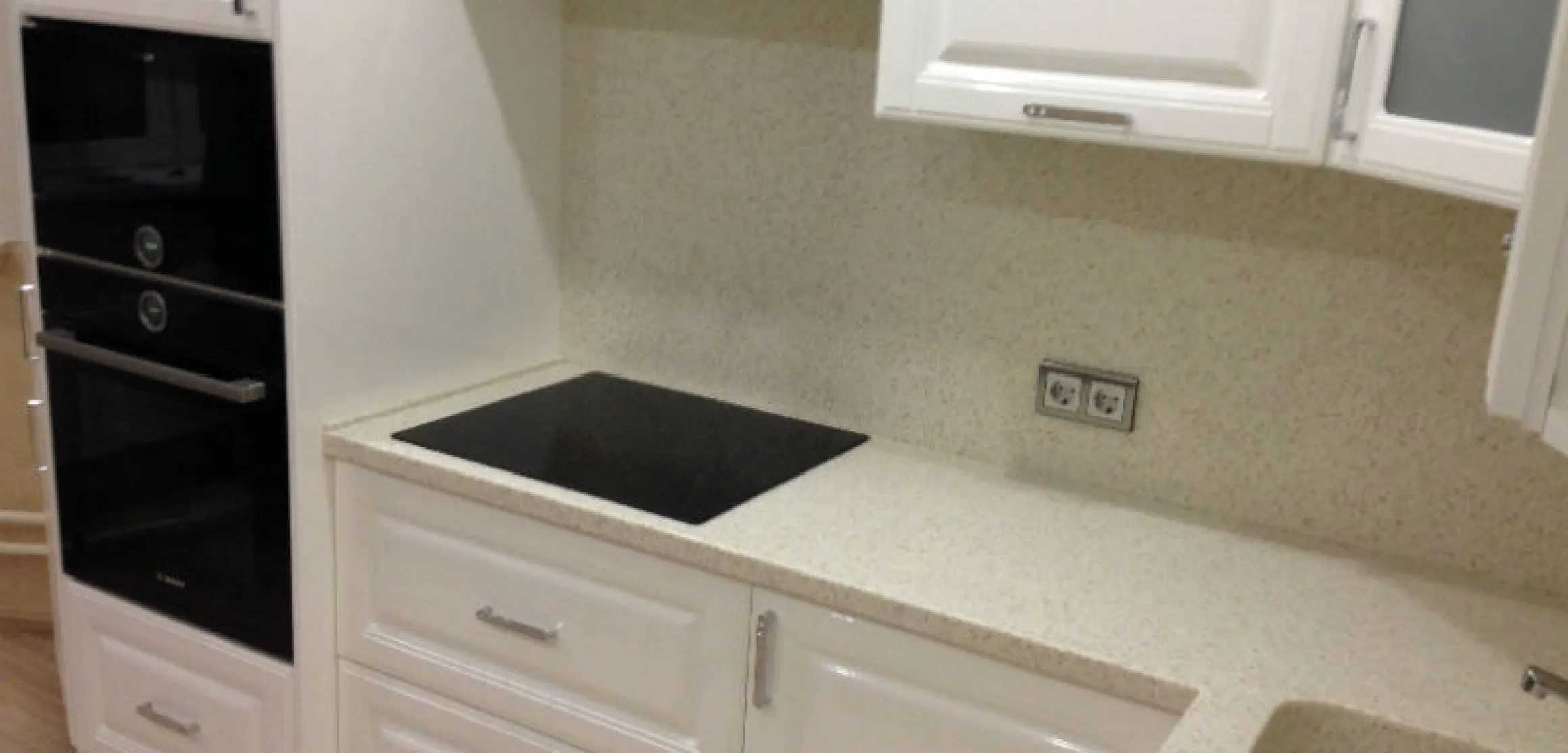 Угловая столешница с интегрированной мойкой и панелями в цвет - фото 1