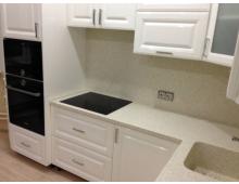 Угловая столешница с интегрированной мойкой и панелями в цвет