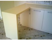 Кухонная столешница из искусственного камня с переходом в барную стойку Кухонная столешница из искусственного камня с переходом в барную стойку