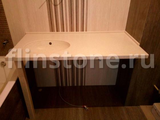Столешница в ванную с интегрированной раковиной и опорой