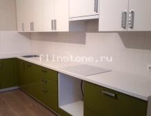 Угловая кухонная столешница из Staron FP112 с подклеенной мойкой: купить в Москве