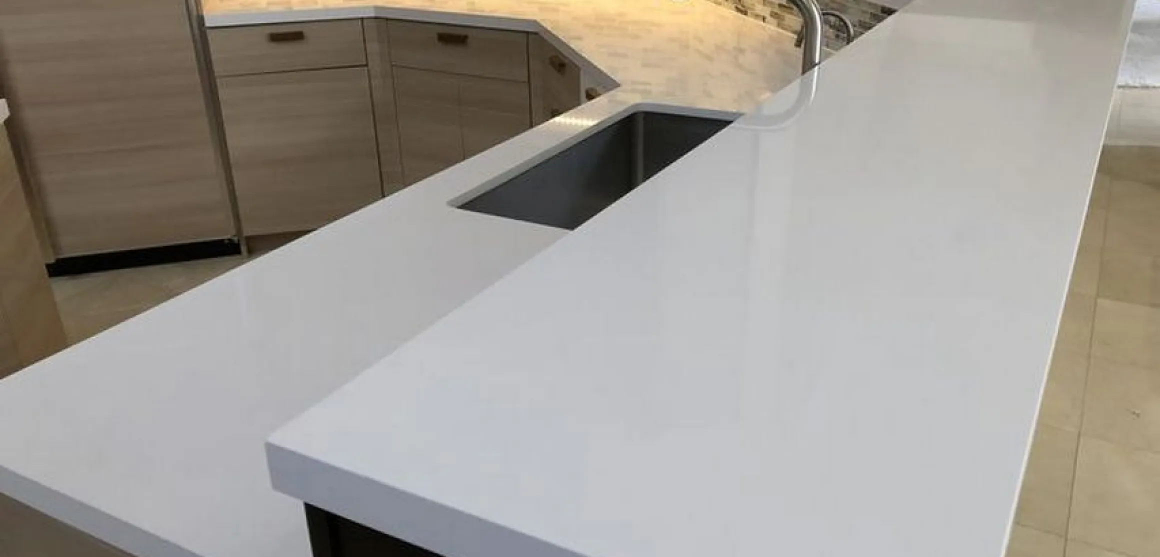 Белая барная стойка из искусственного камня Hanex S-008 N-white - фото 1