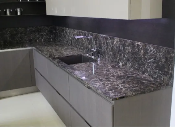 Угловая кварцевая столешница для кухни с фартуком TechniStone Pearl Rocca