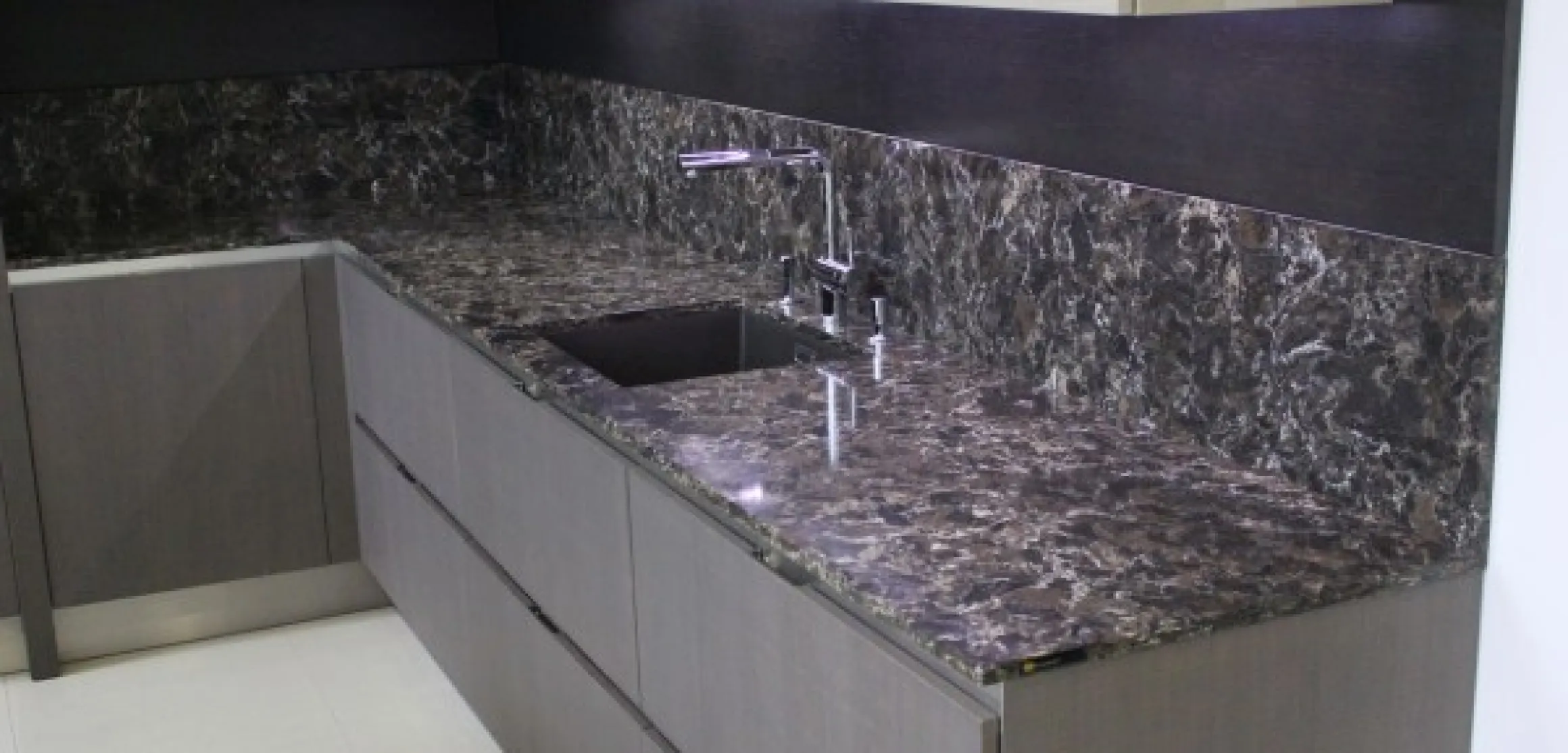 Угловая кварцевая столешница для кухни с фартуком TechniStone Pearl Rocca - фото 1