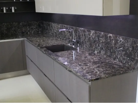 Угловая кварцевая столешница для кухни с фартуком TechniStone Pearl Rocca (изображение)