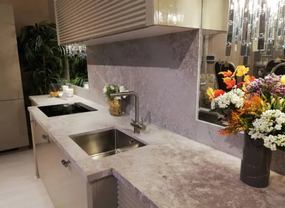 Кварцевая столешница на кухню и стеновая панель из камня Caesarstone 4046 Excava