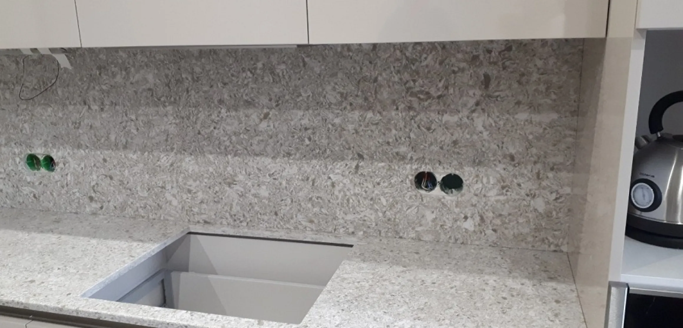 Кварцевая cтолешница из искусственного камня TechniStone Taurus Terazzo Grey - фото 1