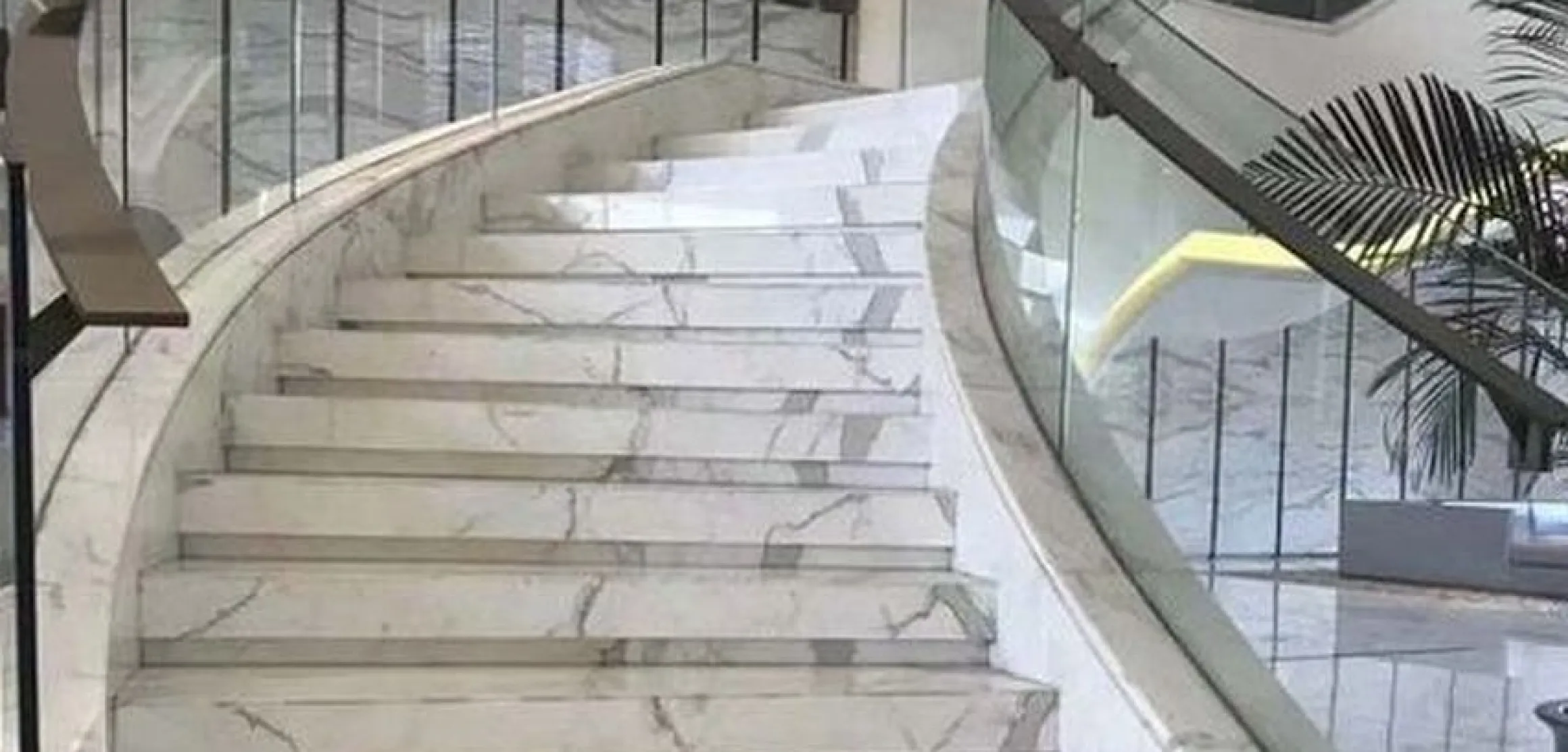 Лестница из искусственного камня Caesarstone для офиса - фото 1