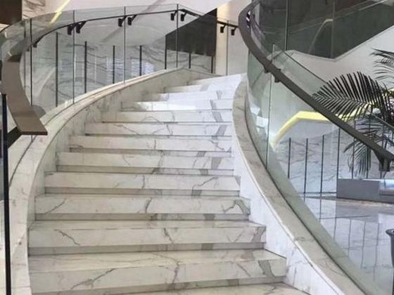 Лестница из искусственного камня Caesarstone для офиса: купить в Москве