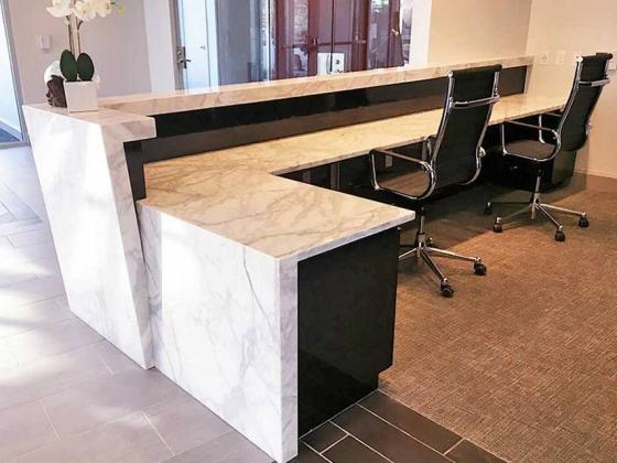 Угловая стойка ресепшн из кварцевого агломерата Viatera CT7L Calacatta Edge: купить в Москве