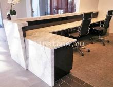 Угловая стойка ресепшн из кварцевого агломерата Viatera CT7L Calacatta Edge: купить в Москве