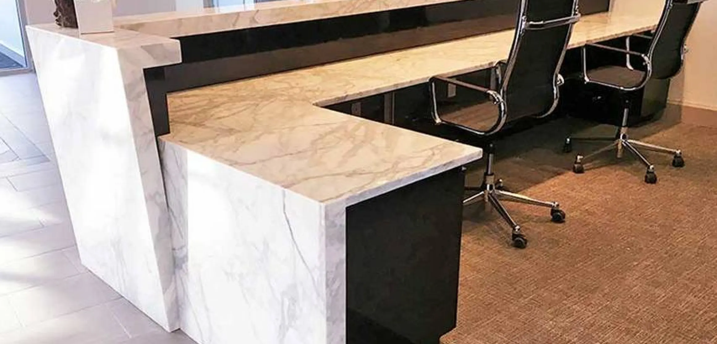 Угловая стойка ресепшн из кварцевого агломерата Viatera CT7L Calacatta Edge - фото 1